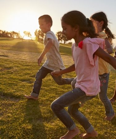 criancas-correndo-e-brincando-amigos